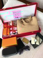 هدية نسائية بوكس يشمل شنطة وساعة ونظارة ومبخرة