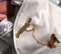 بروش أطفال بالاسم وتصميم حصان مطلي بالذهب