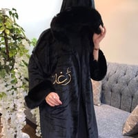 فروات نسائية شتوية مع قبعة وتطريز الاسم