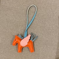 تعليقة شنطة wings