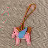 تعليقة شنطة wings