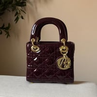 عنابي لامع