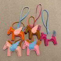 تعليقة شنطة wings