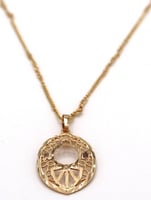 تعليقة مطلية بالذهب