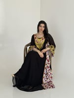 جلابية تطريز ذهبي من الامام والخلف مع شالكي وردي