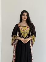 جلابية تطريز ذهبي من الامام والخلف مع شالكي وردي