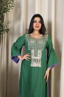 جلابية تطريز قماش كريب اخضر غامق مع موف