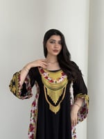 جلابية تطريز ذهبي من الامام والخلف مع شالكي وردي