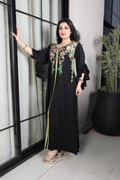 جلابية اسود مع تطريز ملون من الامام والخلف مع الشك