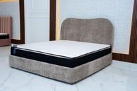 سرير نوم فاخر بتصميم انسيابي ولون رملي – سرير أركي...