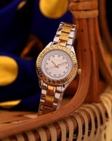 ساعة نسائيه ستيل باللون الذهبي و الفضي