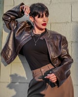 جاكيت نسائي جلد باللون البني