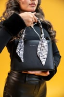 شنطة نسائية من الجلد بلون أسود