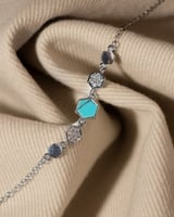 اسوارة نسائية عصرية باللون الفضي