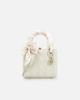 شنطة نسائية بجلد بارز بتصميم عصري