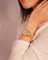 ساعة نسائية من الفي بلون ذهبي