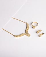 طقم نسائي فاخر من سلسال وحلق وخاتم