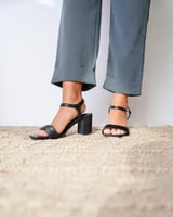 حذاء نسائي بتصميم أنيق بلون أسود