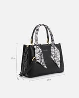 شنطة نسائية من الجلد بلون أسود