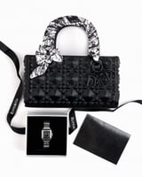 شنطة نسائية أنيقة مع ساعة تكمل إطلالتك