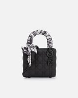 شنطة نسائية بجلد بارز بلون أسود