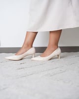 حذاء نسائي بتصميم مميز بلون بيج