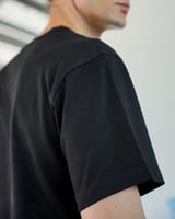 تي شيرت رجالي من القطن بلون أسود