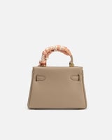 شنطة نسائية بتصميم أنيق بلون بني