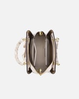 شنطة نسائية من الجلد بلون أبيض