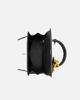 شنطة نسائية بتصميم عصري بلون أسود