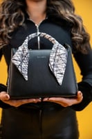 شنطة نسائية جلد بتصميم غير تقليدي