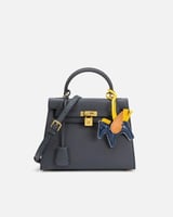 شنطة نسائية بتصميم عصري بلون أزرق