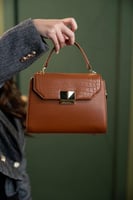 شنطة نسائية من الجلد بلون بني