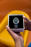 ساعة رجالية باللون الرمادي