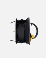 شنطة نسائية بتصميم عصري بلون أزرق