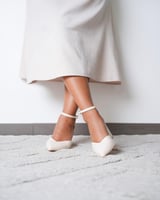 حذاء نسائي بتصميم أنيق بلون بيج