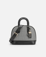 شنطة نسائية من الجلد بلمسات فاخرة