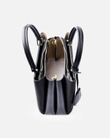 شنطة نسائية أنيقة بلون أسود