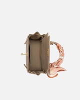 شنطة نسائية بتصميم أنيق بلون بني