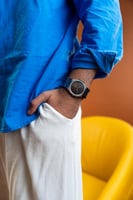 ساعة رجالية باللون الرمادي