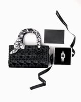 شنطة نسائية أنيقة مع ساعة تكمل إطلالتك