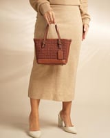 شنطة نسائية باللون البني