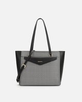 شنطة نسائية تعكس جمال شخصيتك