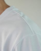 تي شيرت رجالي قطن بلون أبيض وأزرق