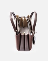 شنطة نسائية أنيقة بلون بني