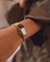 ساعة نسائية من الفي باللون الذهبي