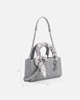 شنطة نسائية بجلد بارز بلون رمادي