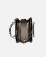 شنطة نسائية من الجلد بلون أسود