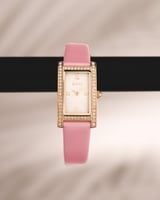 ساعة نسائية جلد بلون وردي من الفي