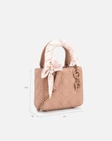 شنطة نسائية بجلد بارز بلون وردي